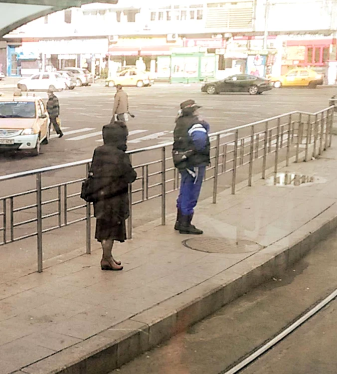 Artistul a îngheţat de frig în staţia de tramvai