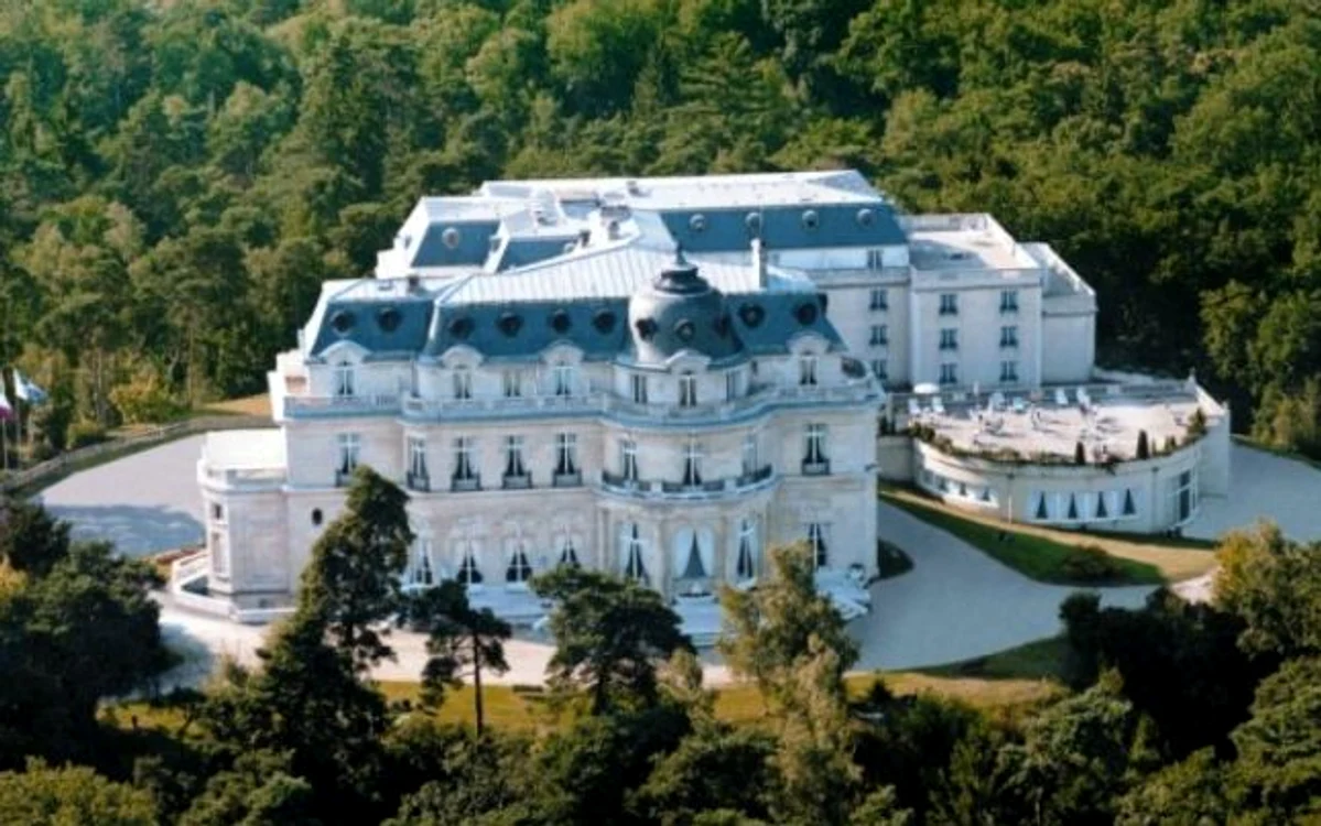 
    Tiara Chateau Hotel Mont Royal Chantilly este situat foarte aproape de Paris şi de stadioanele pe care vor juca primele două meciuri la Euro 2016, ambele în capitala FranţeiFoto Click!  