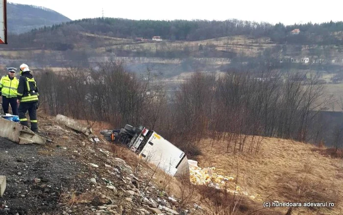 Şoferul va fi sancţionat pentru producerea accidentului. FOTO: ADEVĂRUL.