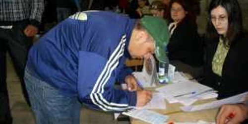 Șomerii pot studia oferta AJOFM pentru a-și găsi un job