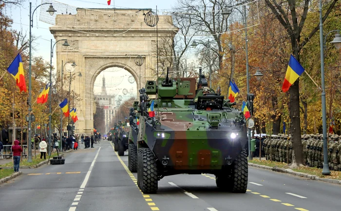Parada militară de la Arcul de Triumf FOTO: Shutterstock