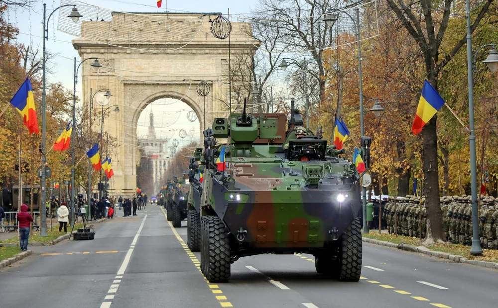 Peste 2.900 de militari vor trece pe sub Arcul de Triumf de Ziua Națională. Ce aeronave și tehnică militară participă la paradă