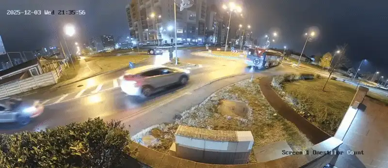 Momentul în care un șofer a zburat cu Mercedesul peste un sens giratoriu și alte două mașini. Ce s-a întâmplat