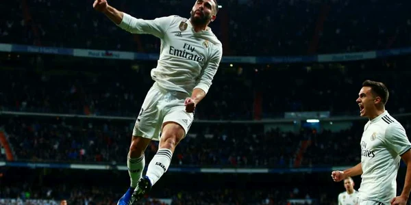 Jucăorul lui Real Madrid Daniel Carvajal se bucură după ce Daniel Wass de la Valencia şi-a înscris un autogol în partida din La Liga dintre Real Madrid şi Valencia desfăşurată pe stadionul Bernabeu din real Madrid Spania. FOTO Guliver-Gettyimages