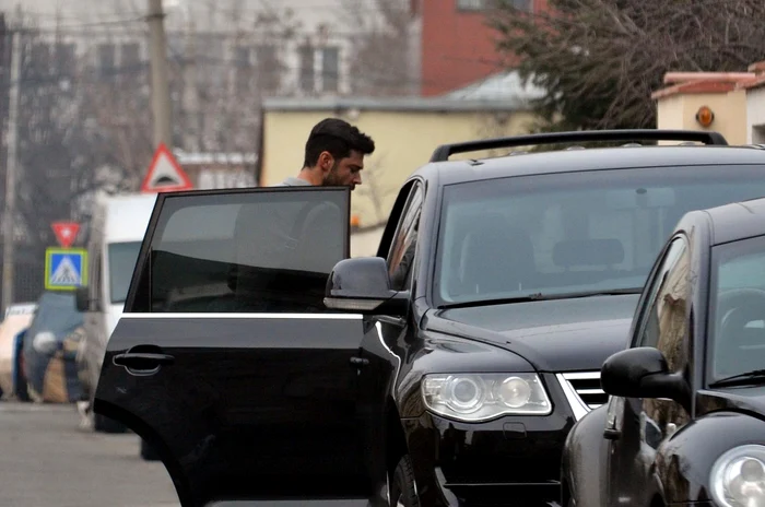 Cu forţe proaspete s-a dat jos din maşină