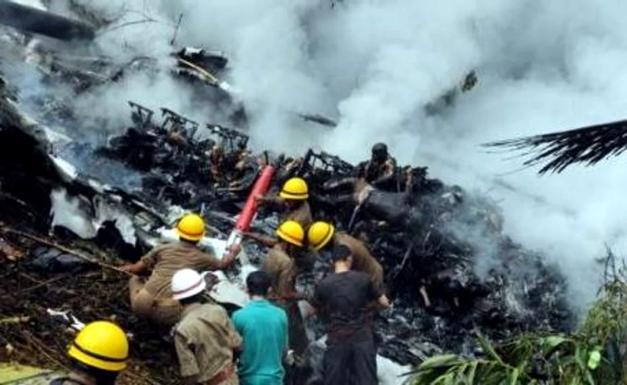 Un avion de linie cu 166 de persoane la bord s-a prăbuşit în India