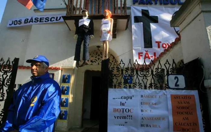 La ultima somaţie, sediul PRM a fost "ornat" cu păpuşi reprezentându-i pe Elena Udrea şi pe Traian Băsescu