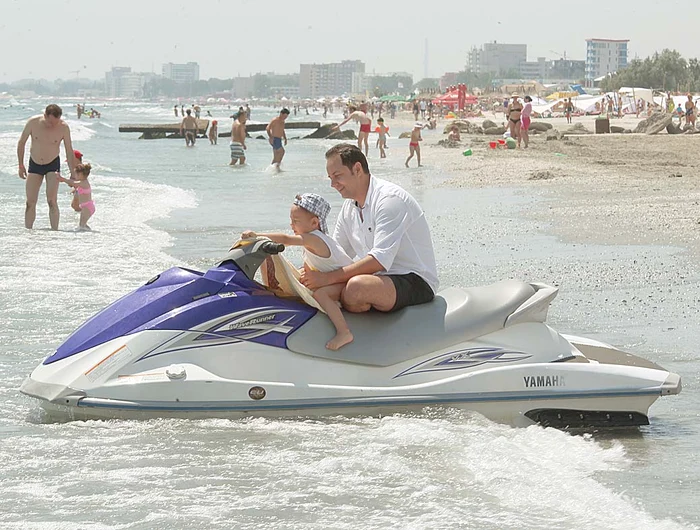 Micuțul a vrut neapărat să urce pe skijet și tatăl său i-a împlinit dorința