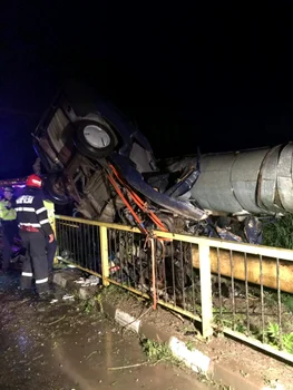 Accident în Râmnicu Vâlcea două persoane încarcare o maşină răsturnată Foto Adevărul