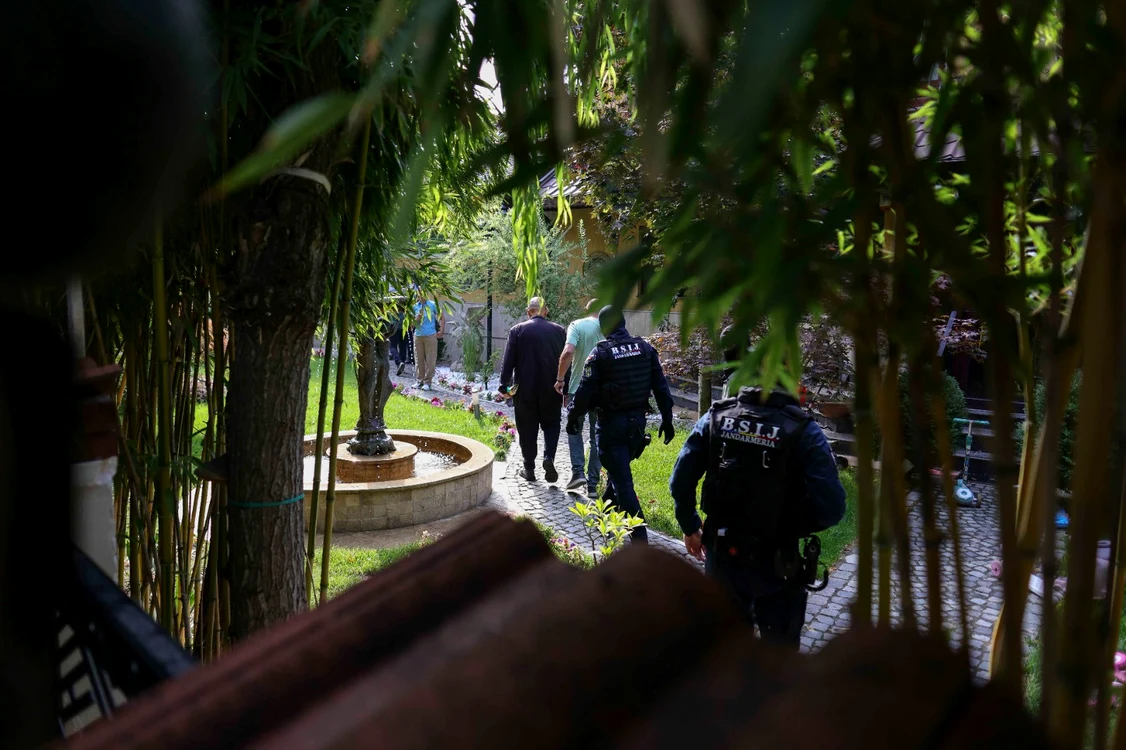 Descindere la Cristian Popescu Piedone, la casa lui din Bragadiru. Foto: Inquam/Octav Ganea