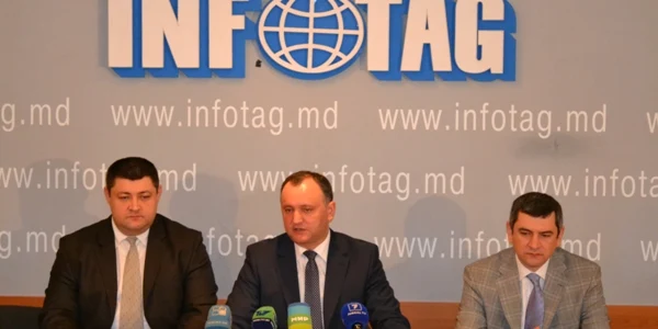 Igor Dodon (în centru) este preşedinte al federaţiei de şah