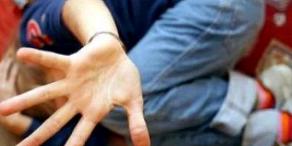 Copilul a fost bătut cu pumnii şi cu picioarele Foto