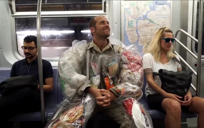 
    Ecologistul vrea să-i facă pe oameni să conştientizeze cât de mult afectează mediul înconjurător prin acţiunile lorcaptură Youtube  