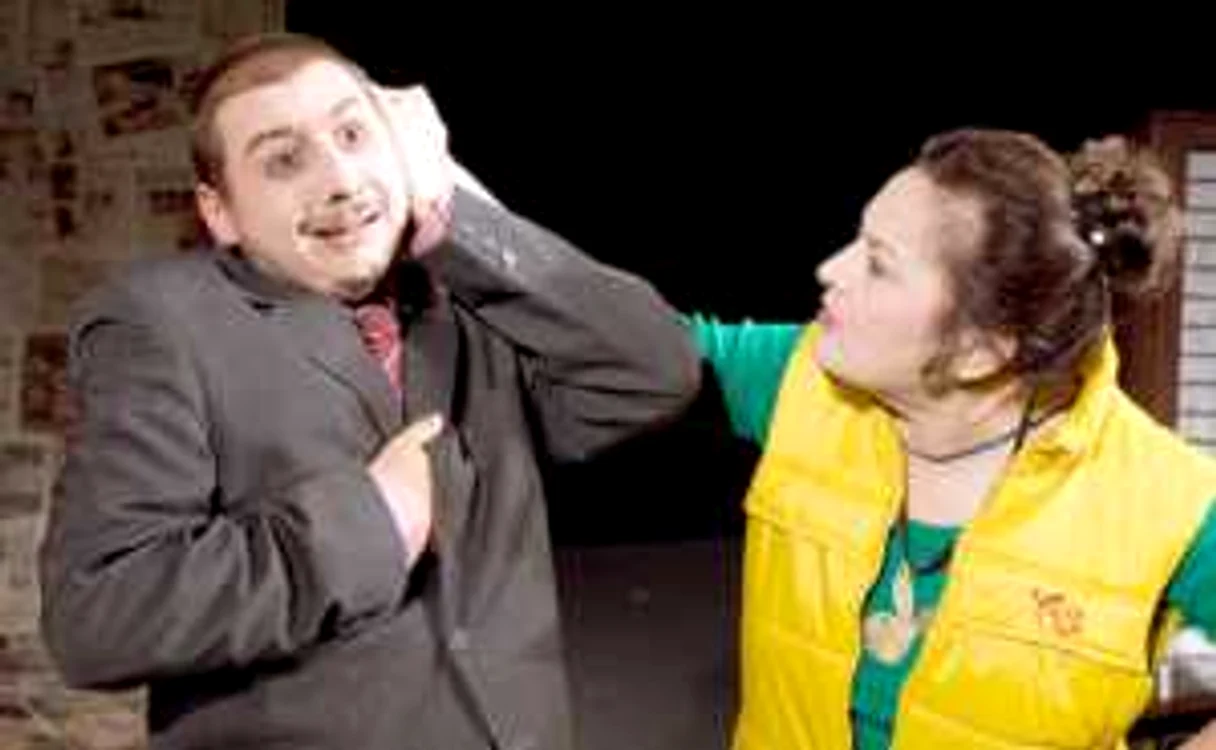 Doi actori botoşăneni într-o scenă din spectacolul „Cafeaua domnului ministru“