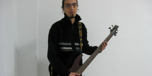 Iulian Ştir, rockerul care cântă la şase instrumente