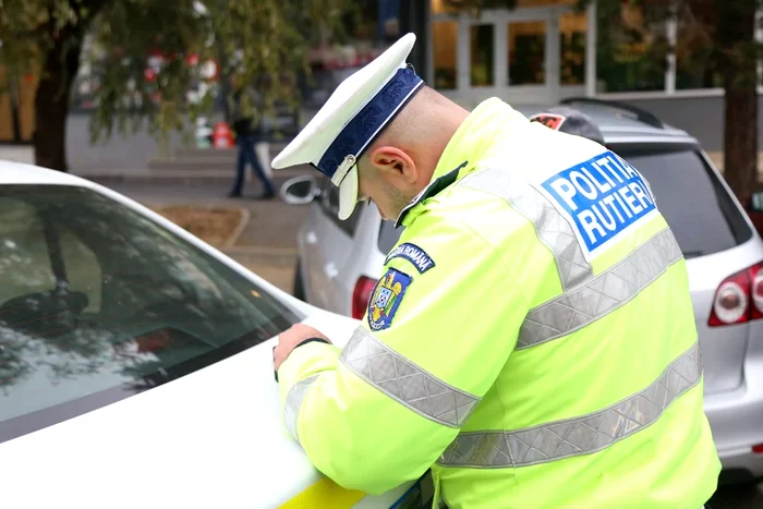 Polițistul l-a lăsat fără permis pe șofer FOTO: Adevărul