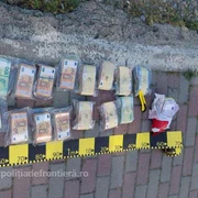 aprox 340 de mii de euro gasiti in microbuzul unui cetatean ucrainean foto politia de frontiera 2 jpg