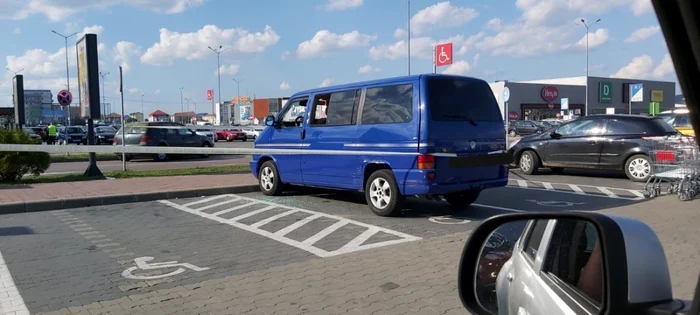 Altercaţie în parcarea mall-ului din Şelimbăr între mai bine de 20 de persoane în urma căreia un copil de 12 ani a fost înjunghiat Foto Sibiulindependent ro