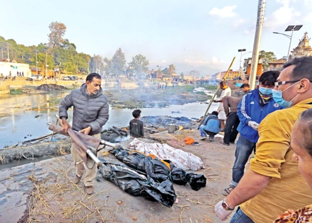 
    Cutremur în Nepal. Rudele îndurerate îşi plâng victimeleFoto AP  