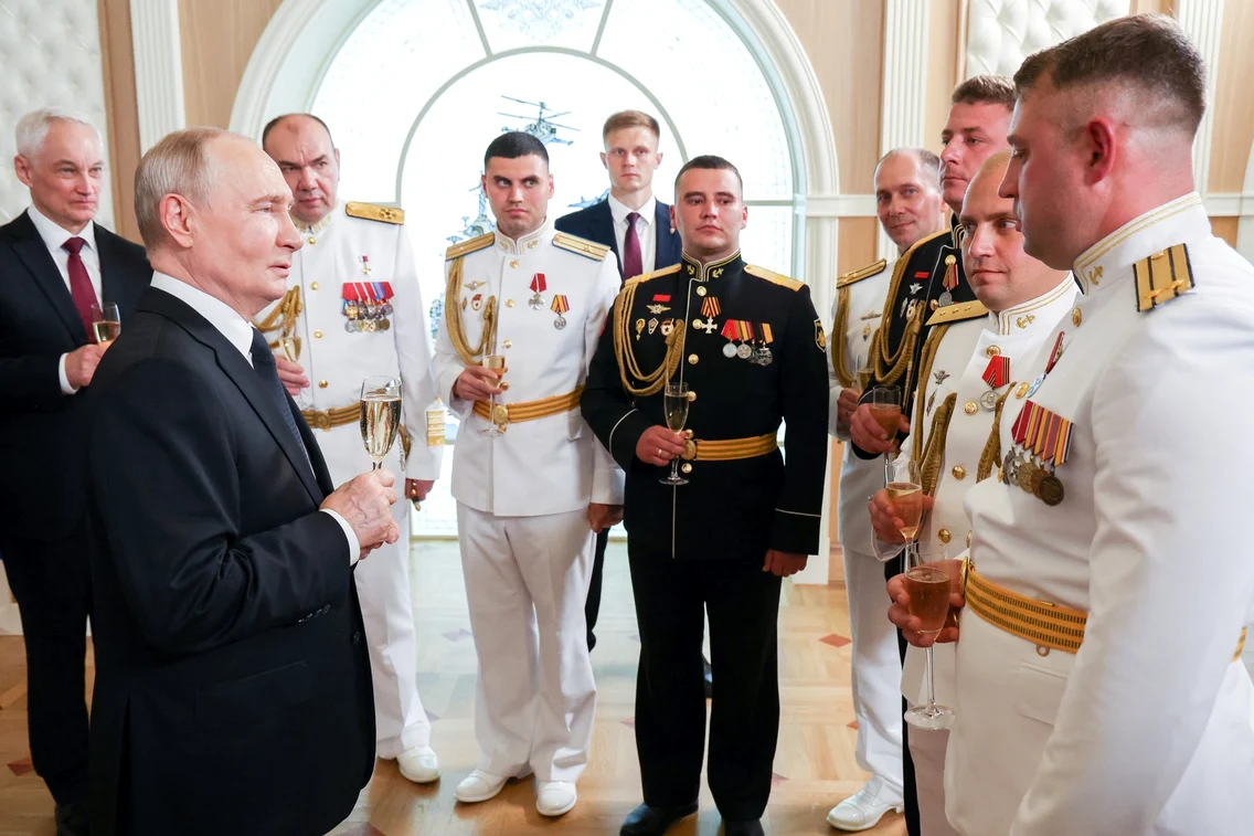 Vladimir Putin, după o ceremonie de înmânare a decorațiilor de stat de Ziua Marinei Ruse FOTO Profimedia