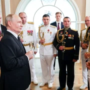 Vladimir Putin, după o ceremonie de înmânare a decorațiilor de stat de Ziua Marinei Ruse FOTO Profimedia
