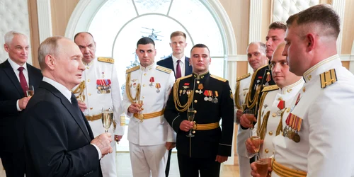 Vladimir Putin, după o ceremonie de înmânare a decorațiilor de stat de Ziua Marinei Ruse FOTO Profimedia