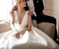 Sandra Izbașa a purtat o splendidă rochie Pronovias și sandale Jimmy Choo, în timp ce Răzvan Bănică a optat pentru un smoking de la Consiglieri.