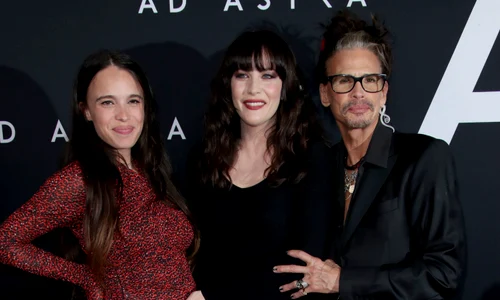 Steven Tyler a participat la premiera unui film alături de Liv Tyler, Chelsea Tyler şi iubita sa Aimee Preston  jpeg