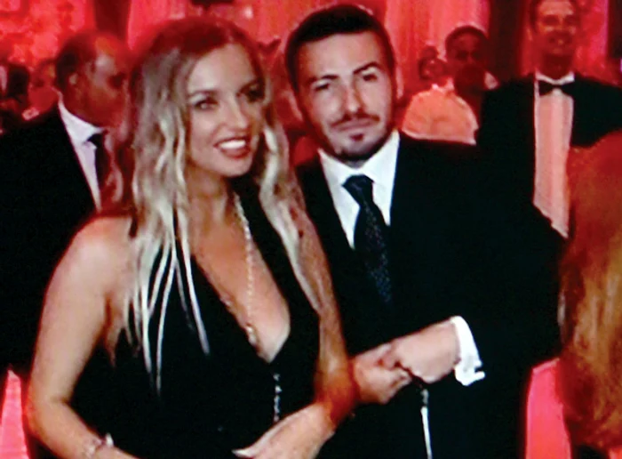 Tania Budi a fost îmbrăcată foarte sexy la nunta Deliei: a purtat o rochie neagră, mulată, cu un decolteu adânc