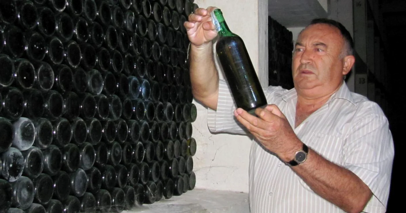 Dan Mandrea, directorul Vinalcool, verifică dacă vinul care stă de zeci de ani la subsol şi-a păstrat calităţile