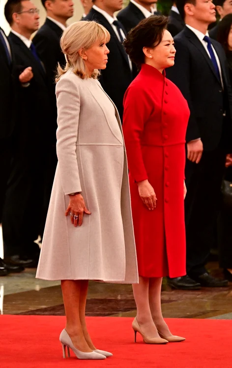 Brigitte Macron și Peng Liyuan, duelul stilurilor la Beijing. FOTO: Profimedia
