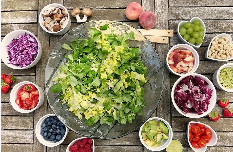 Dieta de slăbit cu fructe şi legume. Este ideală pentru cei care iubesc aceste alimente, dar are și carențe