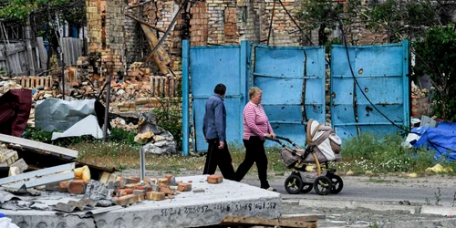 Ucraineni se plimbă într-un cartier de langa Kiev FOTO Profimedia