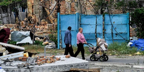 Ucraineni se plimbă într-un cartier de langa Kiev FOTO Profimedia 