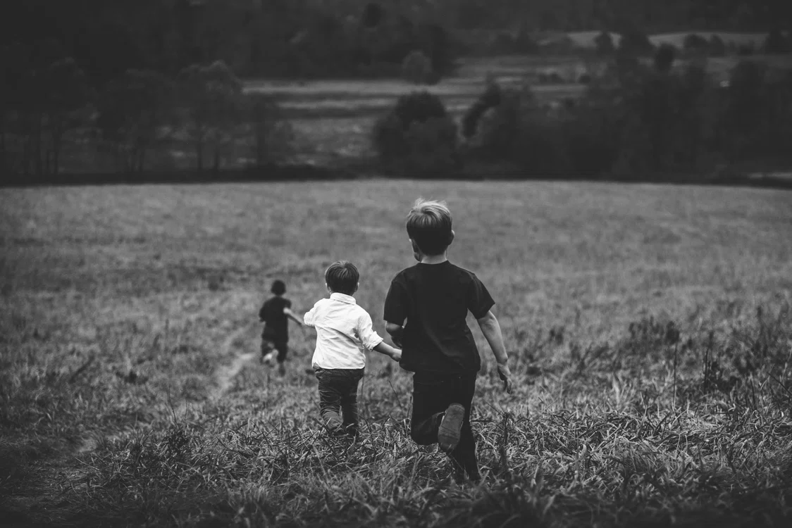 Copiii par să se dezvolte normal până la apariția simptomelorFOTO: Unsplash.com