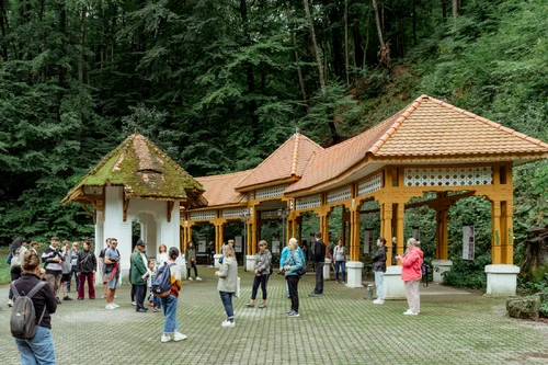 Zilele Arhitecturii Balneare la Băile Govora în Vâlcea - turiști la Izvorul Ferdinand Sursă Studio Govora MariusVasile