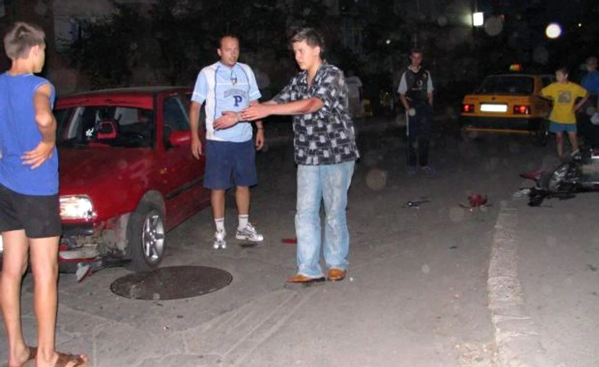 
    Mirel Păsărelu, în pantaloni scurţi, lângă maşina roşie, la accidentul din 2005(sursă foto: Ediţie Specială)  