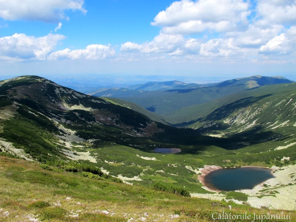 Două lacuri glaciare pândite de munţii din Retezat  FOTO Călătoriile Junpânului/Răzvan Năstase