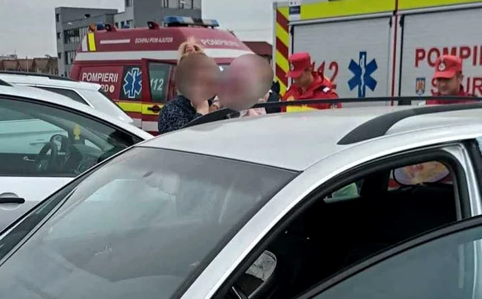 Fetița a rămas blocată în interiorul mașinii Foto: ISU Mehedinți