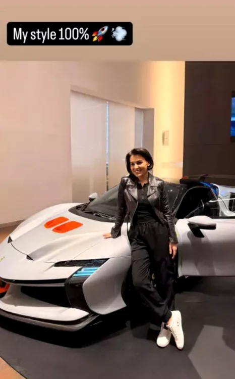 Romina și noul bolid, Ferrari SF90 XX Spider. FOTO: captură foto Unica
