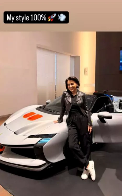 Romina și noul bolid, Ferrari SF90 XX Spider. FOTO: captură foto Unica