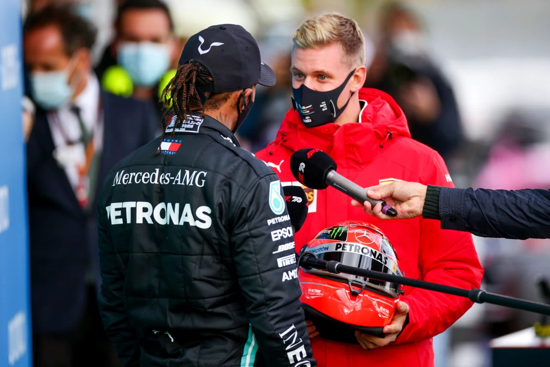 La Eifel Grand Prix, Mick Schumacher i-a oferit lui Lewis Hamilton o cască a tatălui său, MichaelFoto: Guliver / GettyImages
