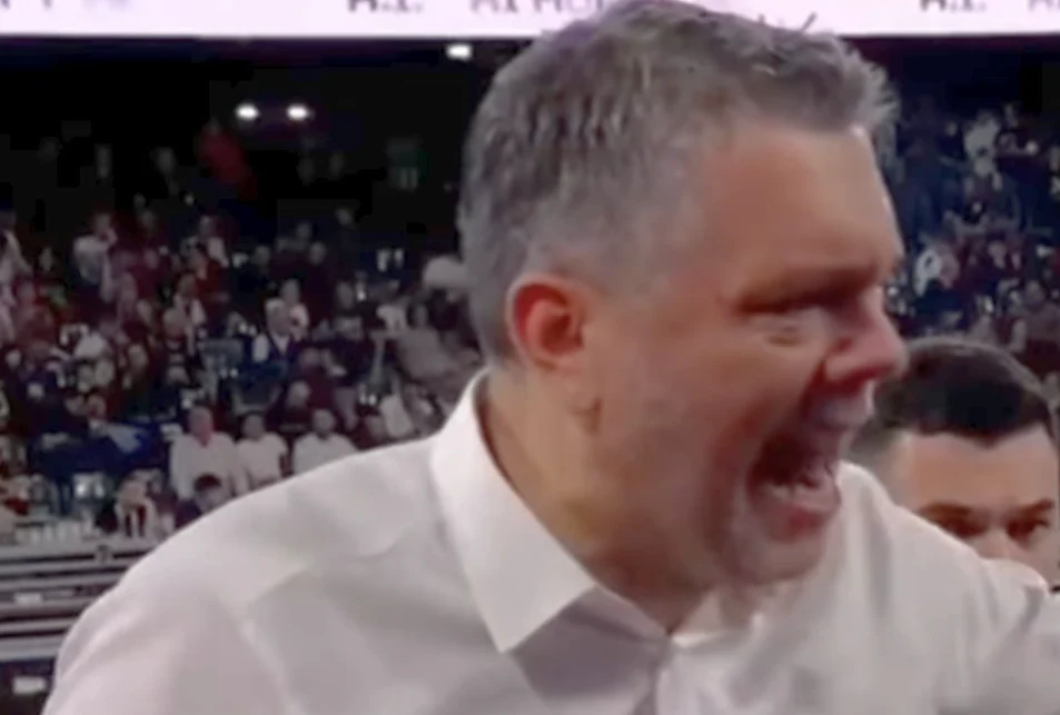 Injuriile antrenorului au răsunat pe transmisiunea live la meciul românilor. Derapaj verbal grav la adresa arbitrilor: „Vă f** în gură, țăranilor!”