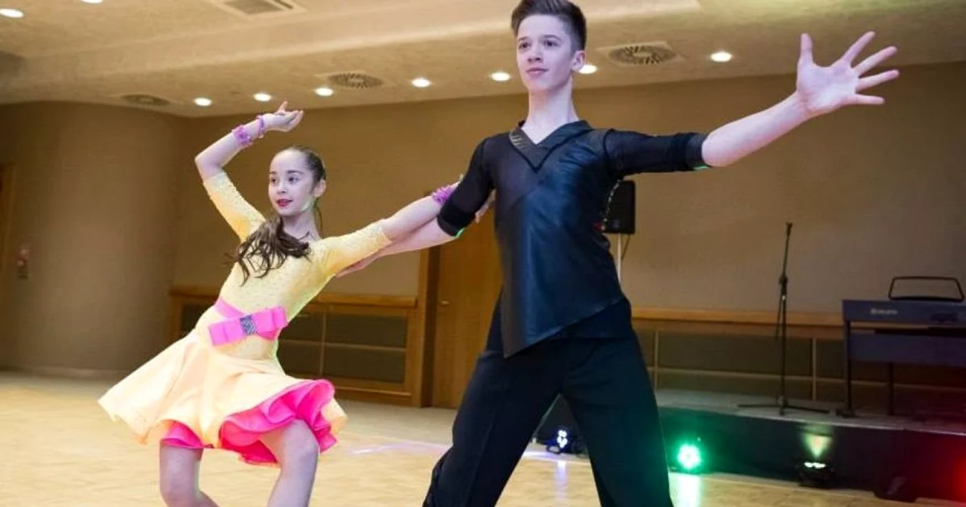 Vlad Ene, pe podiumul de dans, pregătindu-se pentru Campionatul Mondial. Foto: Arhiva personală