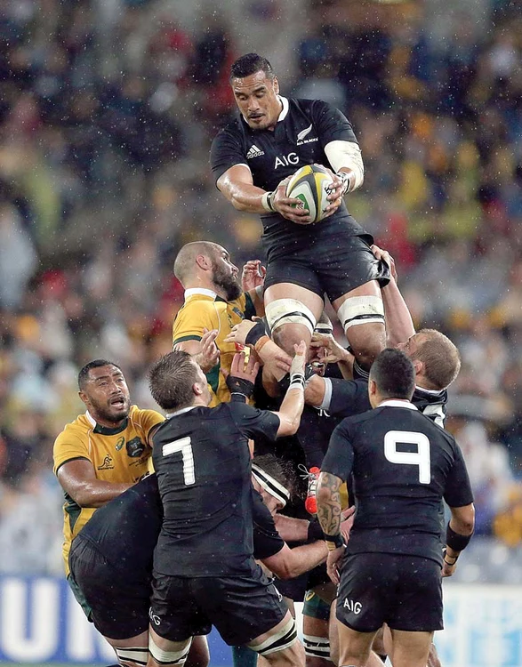 Jerome Kaino  e titular în  naţionala  Noii Zeelande,  deşi e născut în  Samoa de Est