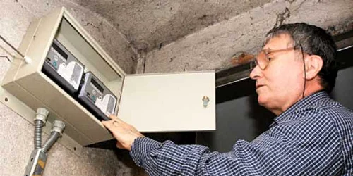 Populaţia plăteşte mai puţin la curentul electric decât firmele, deşi în realitate ar trebui să fie invers