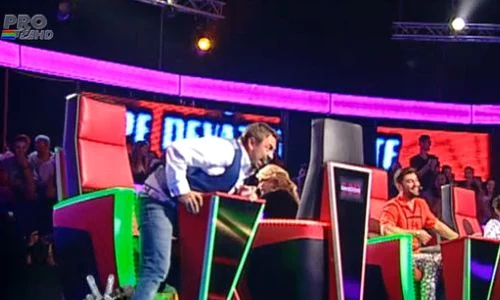 Iulia Dumitrache l a făcut pe Horia Brenciu să şi rupă scaunul de jurat  (Captură Pro TV) jpeg