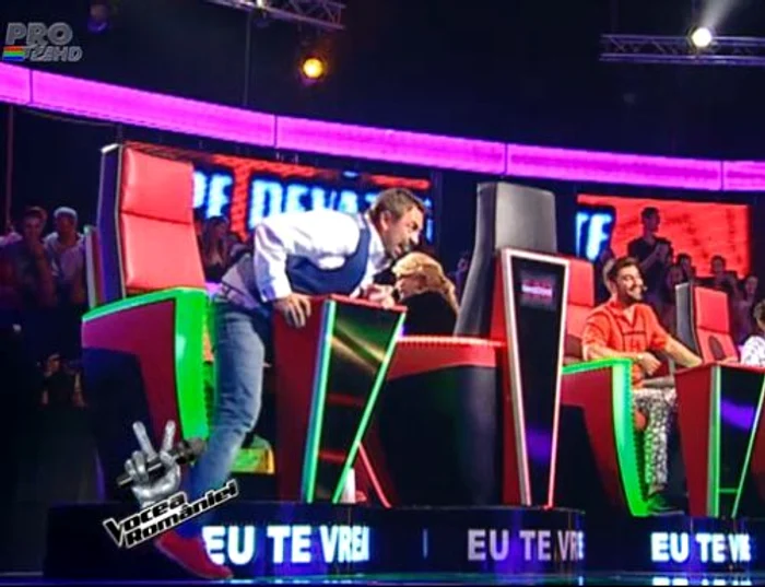 Iulia Dumitrache l-a făcut pe Horia Brenciu să-şi rupă scaunul de jurat. (Captură Pro TV)