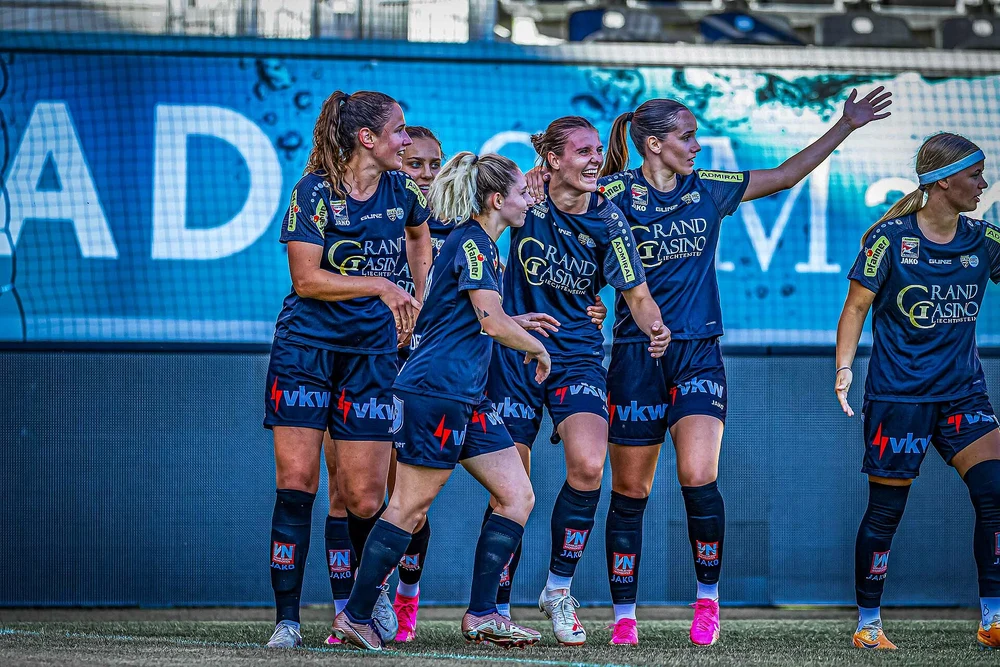 Revoltă a jucătoarelor după pedeapsa primită de arbitrul care le filma dezbrăcate în vestiar