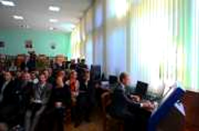 Premierul Iurie Leancă a testat programul MPay la bibliotecapublică din Orhei FOTO: gov.md